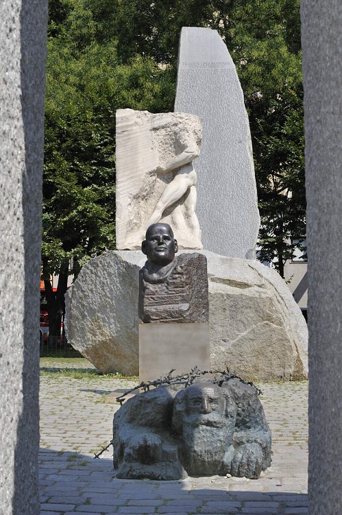 Hrdlicka Denkmal auf dem Albertinaplatz (1. Bezirk)