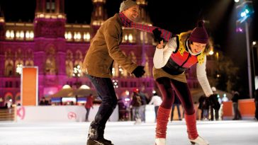 Eislaufen beim Wiener Eistraum am Rathausplatz.
