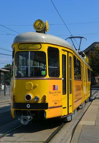 die gelbe Wiener Ring Tram in Fahrt